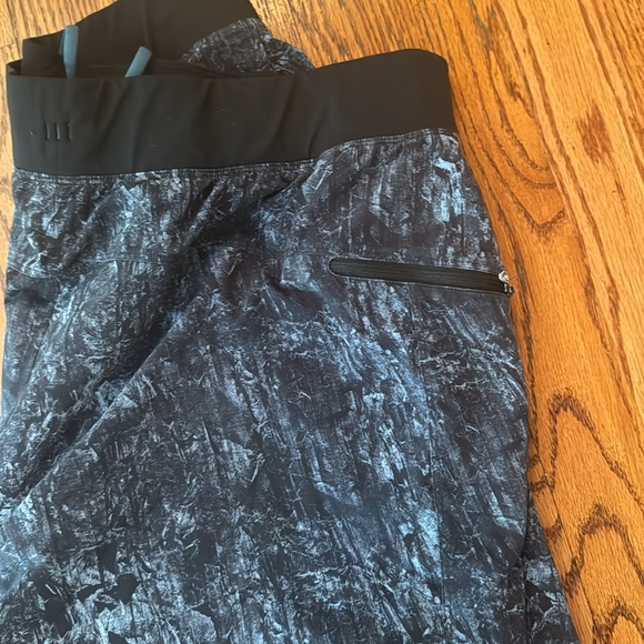 Lululemon men’s 7’ shorts - Picture 2 of 5